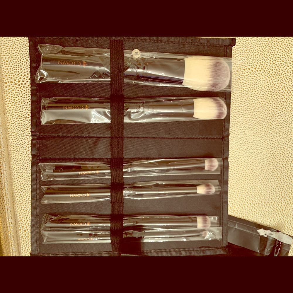 Brand new six Crown Make up brushes with case